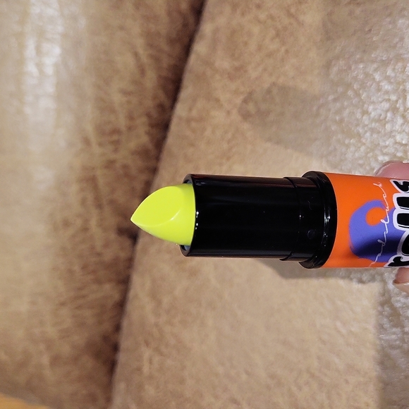 MAC • Trolls • Can't Be Tamed • Cremesheen Lipstick - Picture 5 of 5